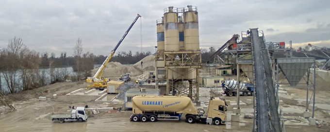 Montage nouvelle centrale à béton au Hoefflen